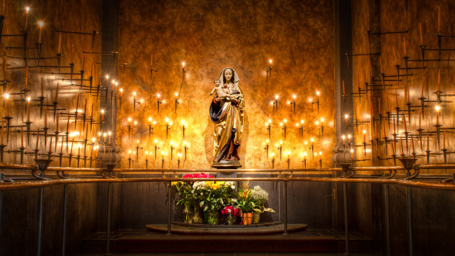 Обои картинки фото разное, религия, дева, мария, статуя, свечи, цветы