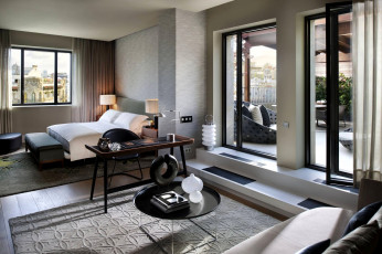 Картинка интерьер спальня кровать белый серый бежевый комната стиль дизайн столики диван подушки двери балкон окно