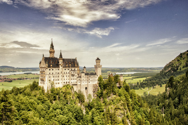 Обои картинки фото neuschwanstein, castle, bavaria, germany, города, замок, нойшванштайн, германия, скала, бавария, лес, пейзаж