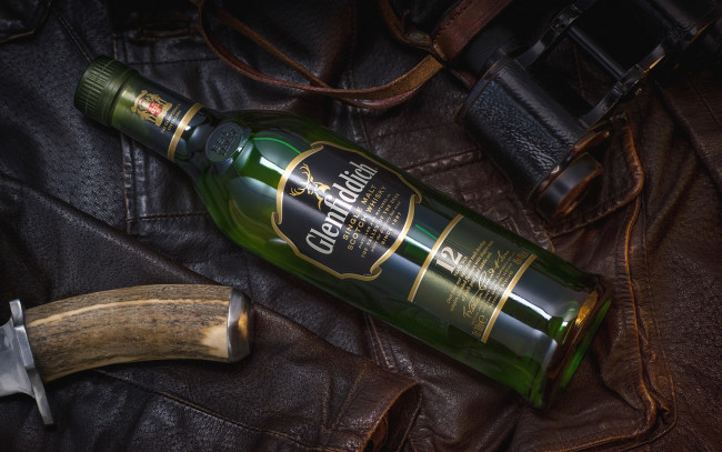 Обои картинки фото бренды, glenfiddich, нож, бутылка, кожа, куртка, стиль, шотландский, виски, бинокль