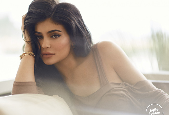 Обои картинки фото девушки, kylie jenner, браслет, брюнетка, кайли, дженнер