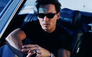Картинка мужчины johnny+depp сигарета машина футболка тату очки актер