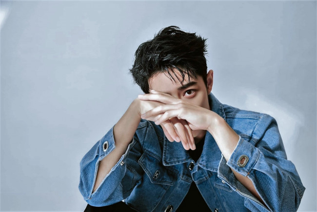 Обои картинки фото мужчины, xiao zhan, актер, лицо, руки, куртка