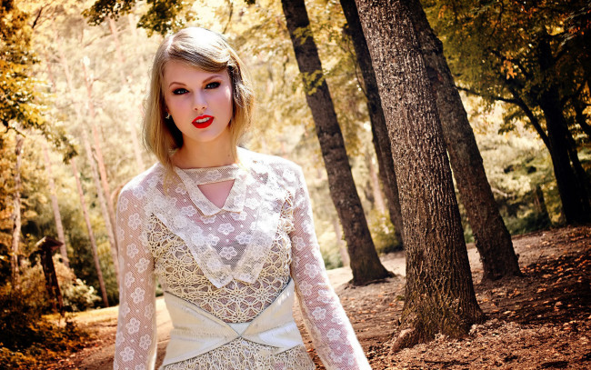 Обои картинки фото Taylor Swift, девушки, , , кружевной, наряд, деревья, лес