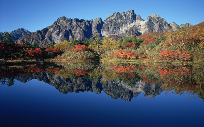 Обои картинки фото природа, реки, озера, осень, кусты, горы, отражение, озеро