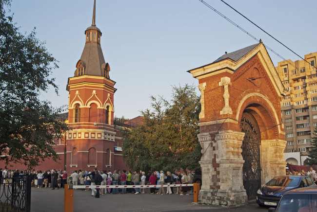 Обои картинки фото старые, ворота, покровского, монастыря, города, москва, россия, паломники, башня