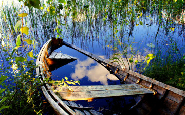 обоя abandoned, boat, корабли, лодки, шлюпки, лодка, трава, берег, озеро