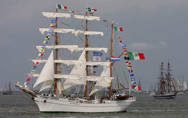 Обои картинки фото корабли, парусники, ships, boats, sailboats, sea, water, flags