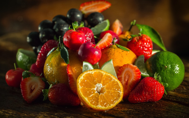 Обои картинки фото еда, фрукты,  ягоды, клубника, апельсин, лайм