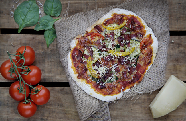 Обои картинки фото еда, пицца, зелень, начинка, помидоры, сыр, томаты