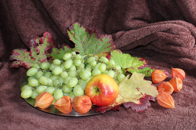 Обои картинки фото еда, фрукты,  ягоды, яблоки, листья, виноград