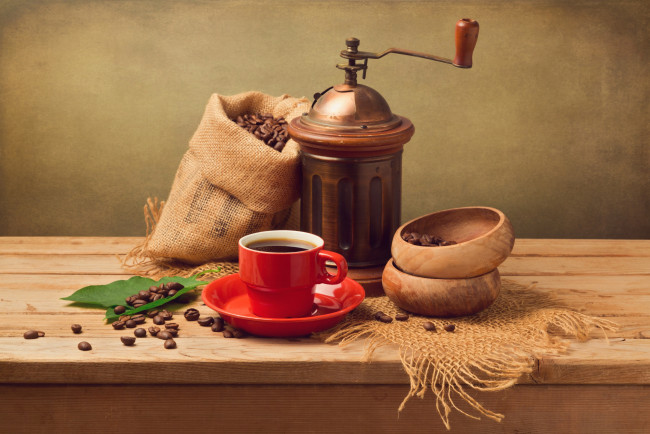 Обои картинки фото еда, кофе,  кофейные зёрна, листья, зерна, блюдце, красная, кофемолка, мешочек, чашка