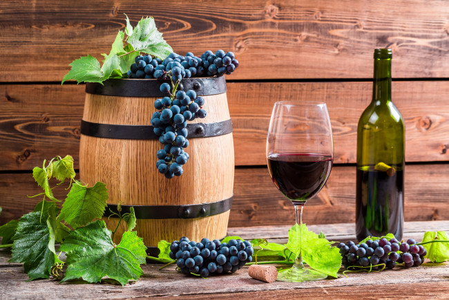 Обои картинки фото еда, напитки,  вино, виноград, гроздь, вино, бочка, бутылка