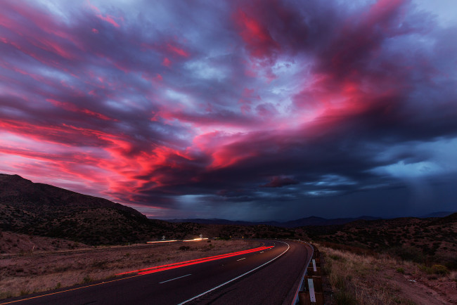 Обои картинки фото природа, дороги, пустыня, лето, закат, облака, небо, секонд-меса, трасса, дорога, вечер, машины, свет, выдержка, аризона, штат, сша