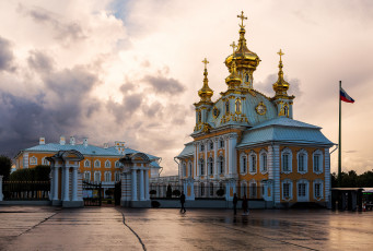 обоя peterhof palace near st petersburg,  russia, города, санкт-петербург,  петергоф , россия, площадь, архетектура