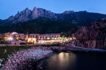 Картинка города -+огни+ночного+города франция corsica остров побережье средиземное море скалы камни дома вечер огни фонари