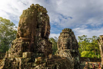 обоя inside angkor wat, города, - исторические,  архитектурные памятники, статуя, храм, джунгли