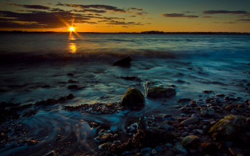 Картинка природа восходы закаты берег море закат солнце камни волны прибой