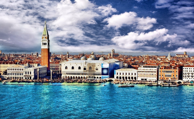 Обои картинки фото города, венеция , италия, венеция, здания, дома, море, облака, небо, город