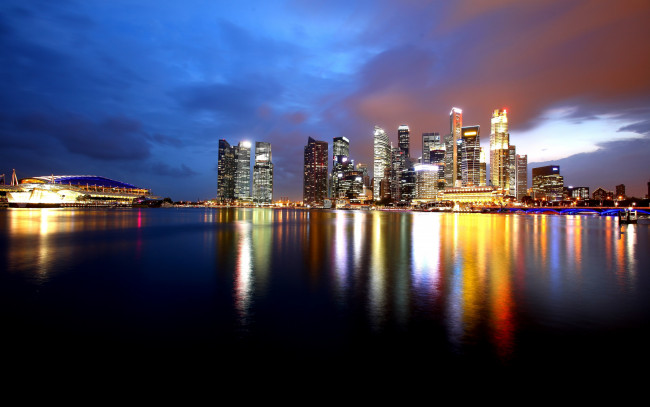 Обои картинки фото города, сингапур , сингапур, залив, побережье, небоскребы, вода, отражение, ночь, огни