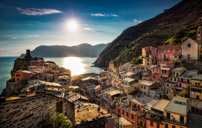 Обои картинки фото sun-drenched vernazza, города, - панорамы, поселок, скалы, море