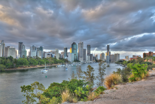 Обои картинки фото brisbane city, города, брисбен , австралия, река, тучи, небоскребы