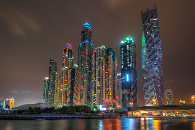 Обои картинки фото cayan tower - dubai marina, города, дубай , оаэ, ночь, огни, небоскребы