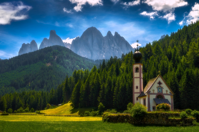 Обои картинки фото города, - православные церкви,  монастыри, santa, maddalena, villnoss, south, tyrol, italy, dolomites, санта, маддалена, фунес, южный, тироль, италия, доломитовые, альпы, церковь, луг, горы, лес