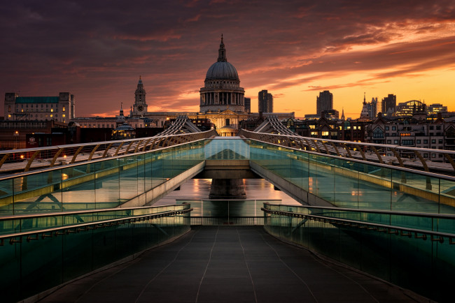 Обои картинки фото millennium bridge and st paul’s cathedral, города, лондон , великобритания, ночь, мост, собор
