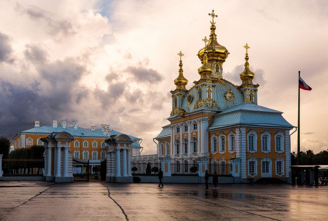 Обои картинки фото peterhof palace near st petersburg,  russia, города, санкт-петербург,  петергоф , россия, площадь, архетектура