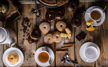 Картинка еда разное глазурь кофейные зерна шоколад пончики корица пирог чай выпечка сахарная пудра