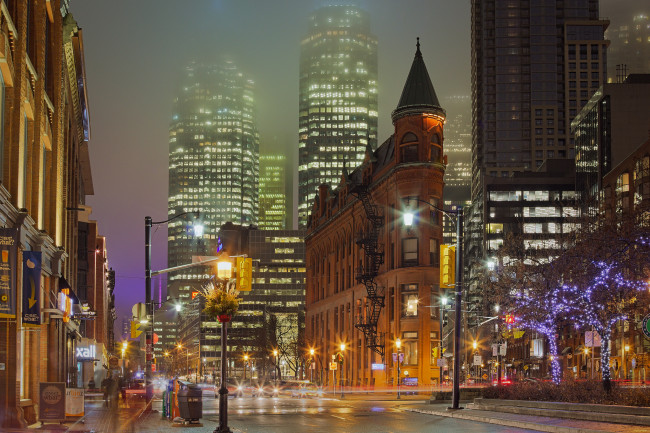 Обои картинки фото gooderham building, города, торонто , канада, ночь, авеню