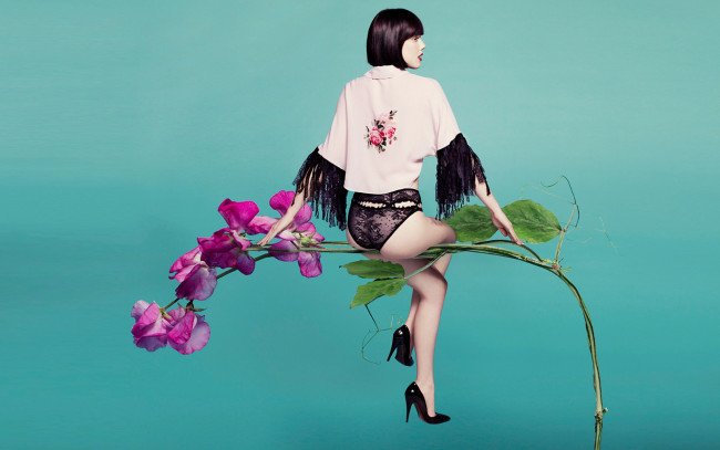 Обои картинки фото девушки, - брюнетки,  шатенки, брюнетка, жакет, трусики, каблуки, ветка, орхидея