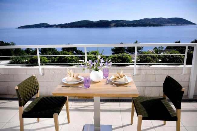 Обои картинки фото интерьер, веранды, террасы, балконы, балкон, посуда, цветы, стулья, столик, море