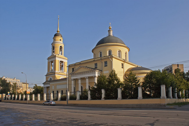 Обои картинки фото храм, вознесения, господня, сторожах, никитских, ворот, города, москва, россия, небо, ограда, деревья, дорога