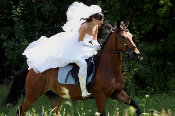 обоя -Unsort Брюнетки Шатенки, сбежавшая, невеста, девушки, unsort, брюнетки, шатенки, наездница, всадница, конь, лошадь