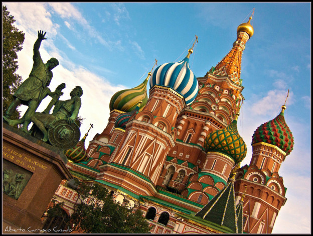 Обои картинки фото города, москва, россия, купола, памятник, минину, и, пожарскому, храм, василия, блаженного