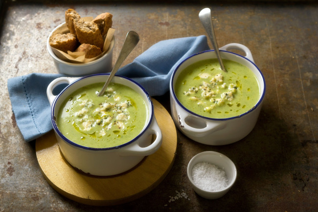 Обои картинки фото broccoli, and, blue, cheese, soup, еда, первые, блюда, хлеб, соль, суп
