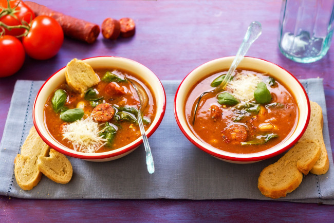 Обои картинки фото minestrone, with, kick, еда, первые, блюда, гренки, суп, минестроне