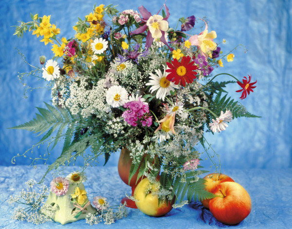 Обои картинки фото цветы, букеты,  композиции, яблоки, ваза, букет, маргаритки, гвоздики, ромашки