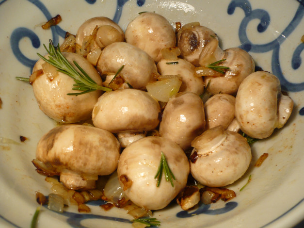 Обои картинки фото еда, грибы,  грибные блюда, тарелка, лук
