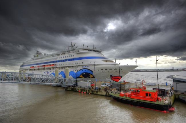 Обои картинки фото aidacara in liverpool, корабли, лайнеры, лайнер, причал, порт