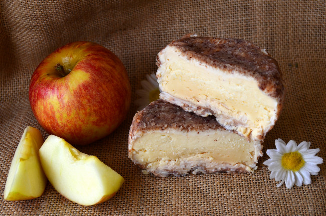 Обои картинки фото еда, натюрморт, яблоки, сыр