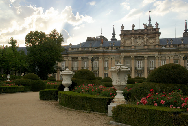 Обои картинки фото palace  la granja  -  san ildefonso испания, города, замки испании, цветы, ландшафт, дворец, дизайн, кусты
