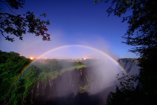 Обои картинки фото природа, радуга, граница, замбии, и, зимбабве, южная, африка, деревья, звезды, виктория, ночь, водопад, реке, замбези, peter, dolkens, photography, лунная