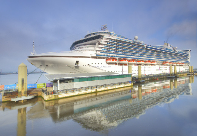 Обои картинки фото caribbean princess in liverpool, корабли, лайнеры, лайнер, причал, порт