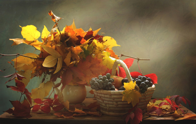 Обои картинки фото еда, натюрморт, яблоки, виноград, осень, листья