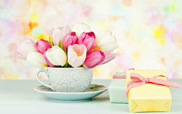 Картинка цветы тюльпаны блюдце чашка коробки подарки букет
