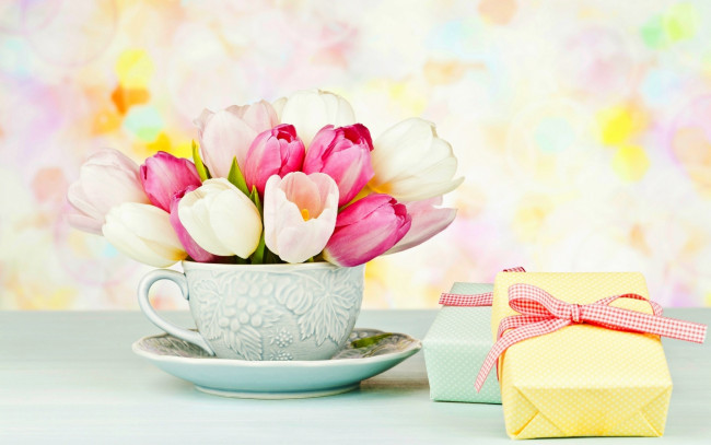 Обои картинки фото цветы, тюльпаны, блюдце, чашка, коробки, подарки, букет