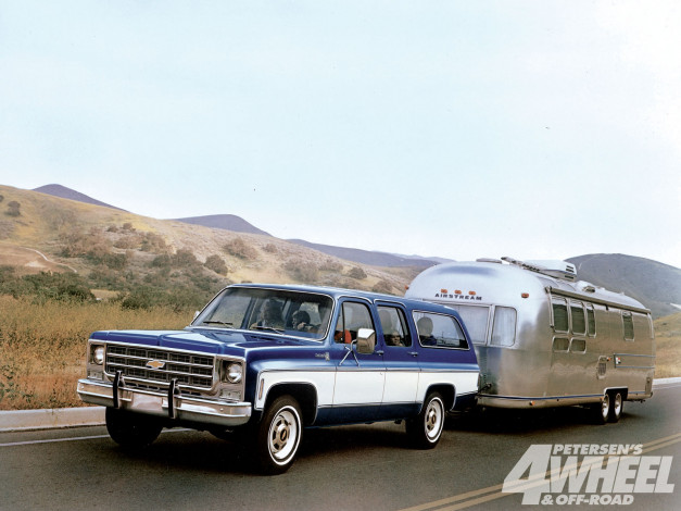 Обои картинки фото 1970s, suburban, автомобили, chevrolet